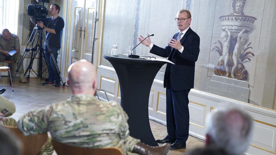 En rapport om udviklingen for dansk sikkerhed og forsvar frem mod 2035 er mandag blevet præsenteret på Frederiksberg Slot ved Michael Zilmer-Johns, protokolchef i Udenrigsministeriet. <i>Ida Marie Odgaard/Ritzau Scanpix</i>