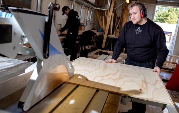Oliver har stået i lære på værkstedet hos FGU Himmerland, der ligger i den gamle Hobro Produktionsskole på Døstrupvej i Hobro. Han er en detaljernes mand, som elsker god finish. <i>Foto: Lars Pauli</i>