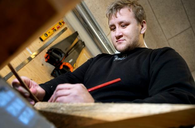 Oliver var ikke fan af dansk i folkeskolen. Han fandt sit rette element, da han kom på produktionsskole i Støvring. Her ses han i værkstedet hos FGU Himmerland i Hobro. <i>Foto: Lars Pauli</i>