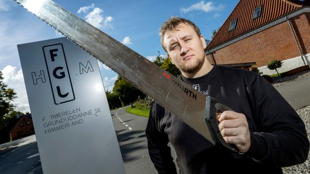 Sådan ser det ud, når en stolt nyuddannet tømrersvend poserer med sin sav, en fukssvans. <i>Foto: Lars Pauli</i>