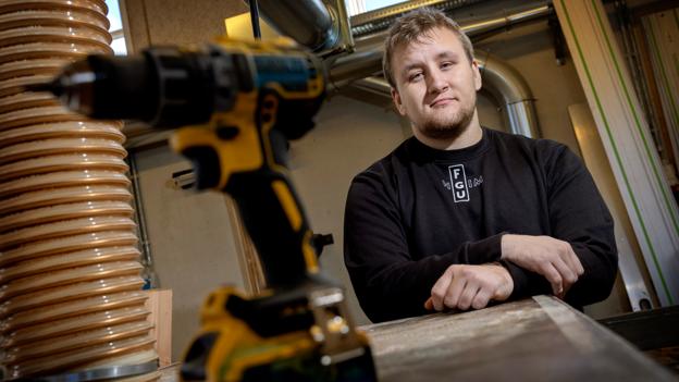 Oliver er udlært tømrersvend og kan bedst lide monteringsarbejde. Han har været så heldig at få et job hos en himmerlandsk entreprenør. <i>Foto: Lars Pauli</i>