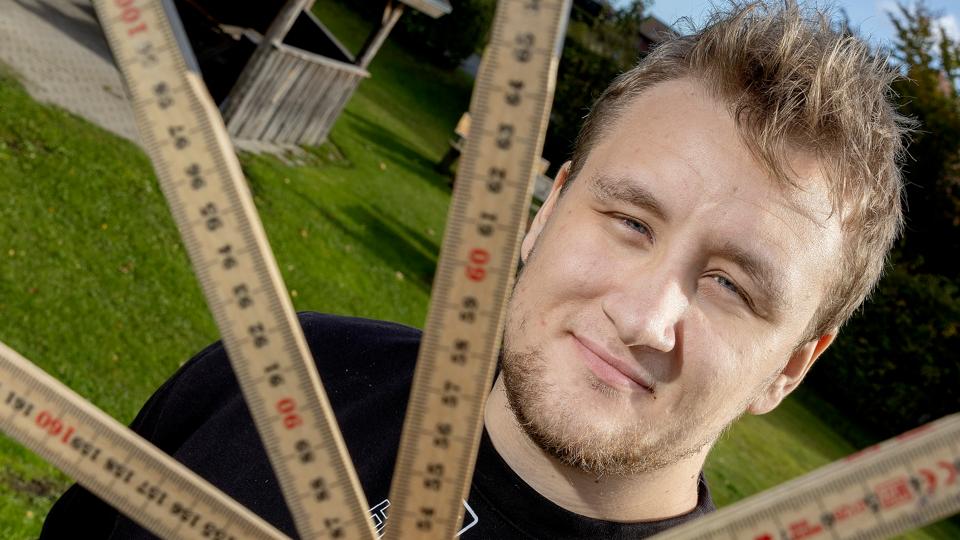 Oliver har kæmpet en brav kamp for at blive tømrer, og i dag står han med svendebrev og ros fra sine to mestre. <i>Foto: Lars Pauli</i>