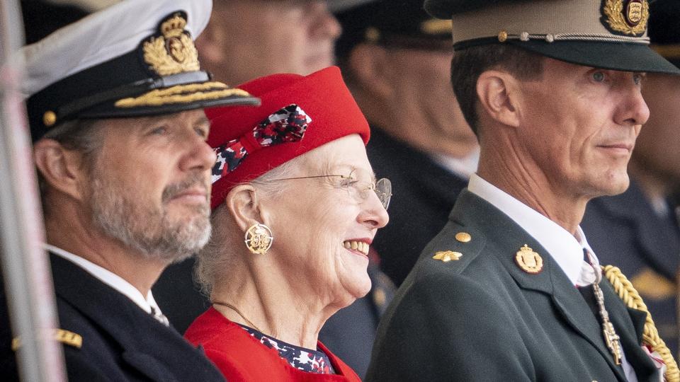 Dronning Margrethe har undervurderet, hvor meget prins Joachim er berørt af beslutningen om at fratage hans børn deres titler. Det skriver dronningen i en udtalelse. Her ses hun sammen med kronprins Frederik og prins Joachim i forbindelse med markeringen af dronningens 50-års regentjubilæum (Arkivfoto). <i>Mads Claus Rasmussen/Ritzau Scanpix</i>