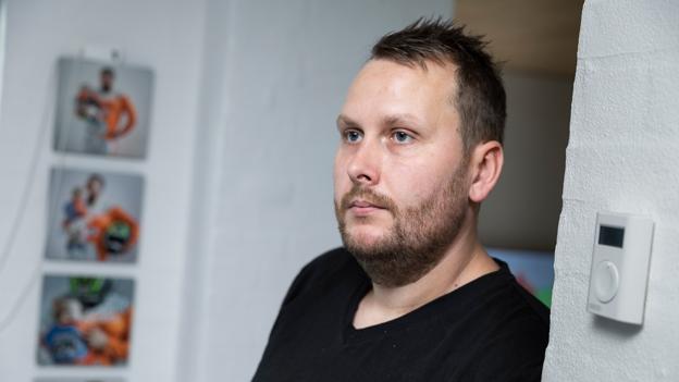 Lars forstår godt, hvorfor han ikke stod først i køen til en operation. Men han forstår ikke, at man lader folk møde ind flere dage i streg uden at blive opereret. <i>Foto: Claus Søndberg</i>