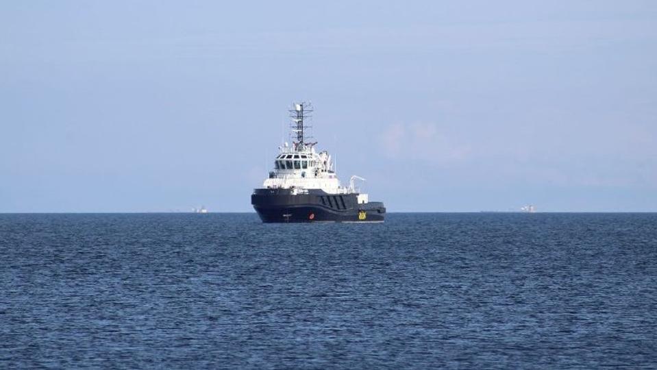 Det russiske SAR-skib Nina Sokolova ligger for anker ud for Ålbæk Bugt og venter på at udføre en eskorteopgave. <i>Foto: vesselfinder.com</i>