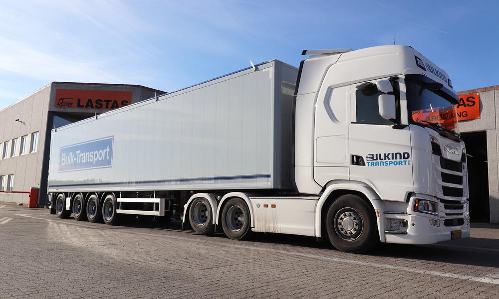 Bulk Transport A/S i Aabenraa har afhentet en fabriksny Walking Floor-trailer hos Lastas i Hedensted.