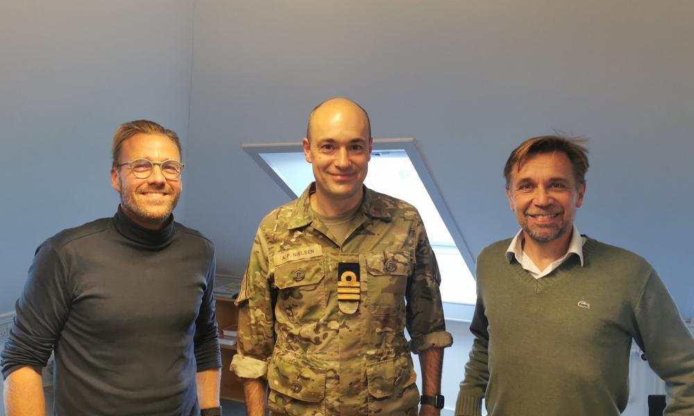 Forsvarsanalytiker Anders Puck Nielsen flankeret af prodekan og CBS-lektor, Martin Jes Iversen, til højre samt redaktør for brancheavisen Søfart, Nicolai Østergaard, til ventre.