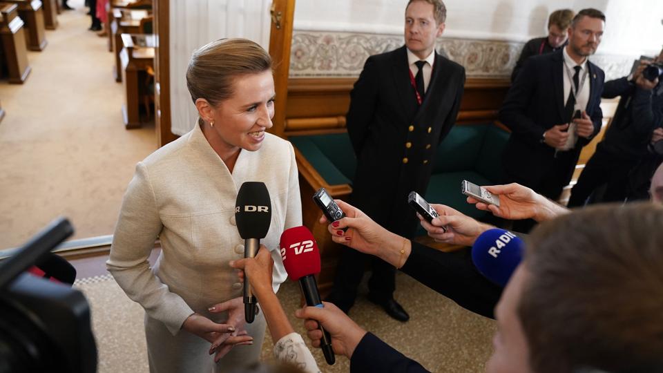 En glad statsminister Mette Frederiksen (S)  efter sin åbningstale. <i>Foto: Ida Marie Odgaard/Ritzau Scanpix</i>