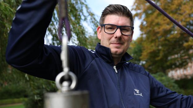 Magnetfisker Carsten Møller hev den tung artillerigranat op af søen i Østre Anlæg <i>Foto: Claus Sondberg</i>
