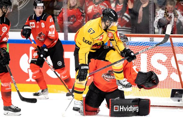 Aalborg Pirates' fejl i egen zone blev straffet hårdt mod Luleå. <i>Foto: Claus Søndberg</i>