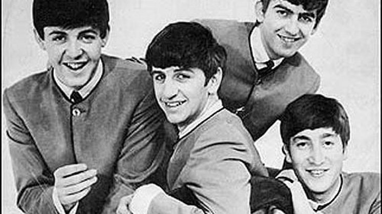 Fra venstre ses Paul McCartney, Ringo Starr, George Harrison og John Lennon, efter at The Beatles i 1962 havde slået igennem med deres debutsingle, "Love Me Do".