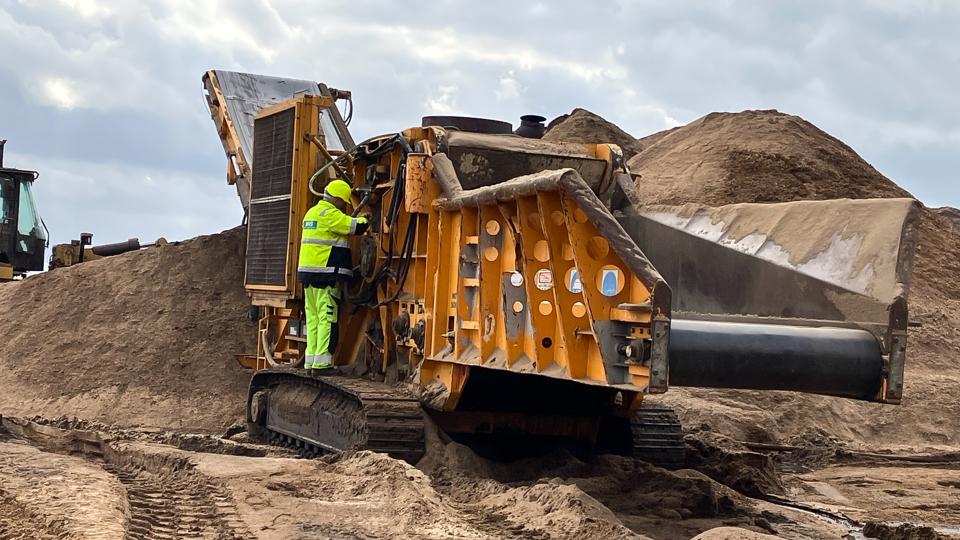 En gummiged læsser brændende træpiller i CBI Magnum Force - monsteret fra Nordvest Sortering ejet af Fredsø Vognmandsforretning, der er i aktion under branden på Studstrupværket. <i>Foto: Benny Nielsen/Fredsø Vognmand</i>