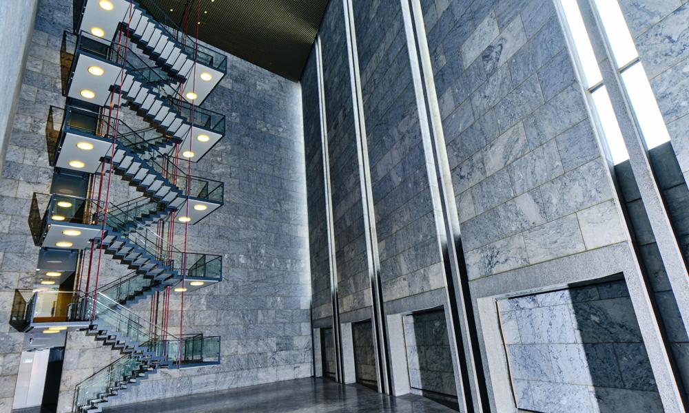 Danmarks Nationalbanks hovedbygning på Havnegade 5 i København er tegnet af den berømte arkitekt Arne Jacobsen og opført mellem 1965 og 1978. Bygningen blev fredet i 2009, hvilket betyder, at renoveringen sker i tæt dialog med Slots- og Kulturstyrelsen. Danmarks Nationalbanks hovedbygning på Havnegade 5 i København er tegnet af den berømte arkitekt Arne Jacobsen og opført mellem 1965 og 1978. Bygningen blev fredet i 2009, hvilket betyder, at renoveringen sker i tæt dialog med Slots- og Kulturstyrelsen.