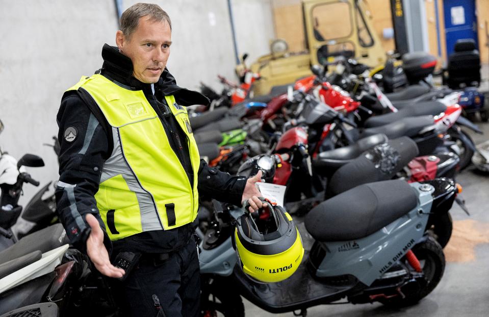 Ifølge Jess Falberg Nielsen er det i dag blevet nemmere at bestille ulovlige dele og installere dem på sin knallert. <i>Foto: Lars Pauli</i>