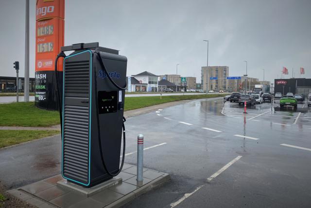 Som en af de første MENY-butikker i Danmark kan MENY i Skalborg nu tilbyde kunderne en lynopladning af el-bilen, mens de handler. <i>Foto: Kathrine Schousboe</i>