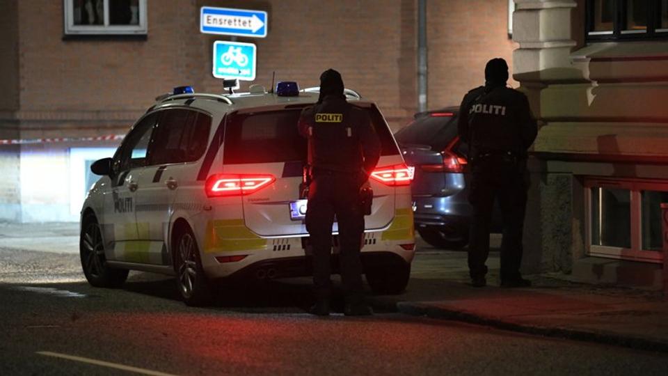 58-årig mand blev skudt i benet, efter et timelangt drama, hvor han truede med at skyde både politi og borgere. <i>Foto Jan Pedersen</i>