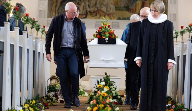 Kisten blev båret ud af Knud Sørensens efterladte. Forrest de to sønner Per og Jesper Sørensen og sognepræst Astrid Glargaard.