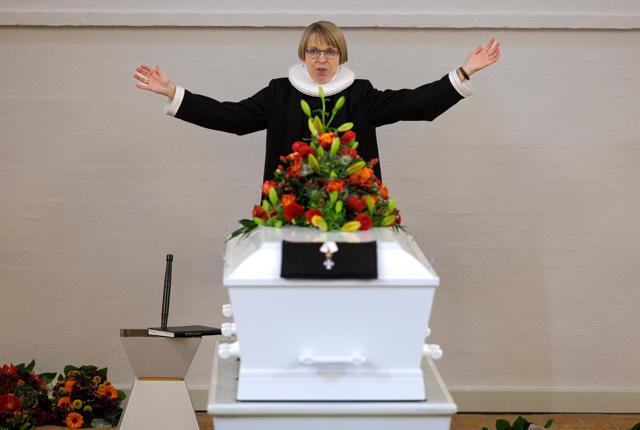Pastor Astrid Glargaard lyser velsignelsen over Knud Sørensens kiste og de fremmødte.