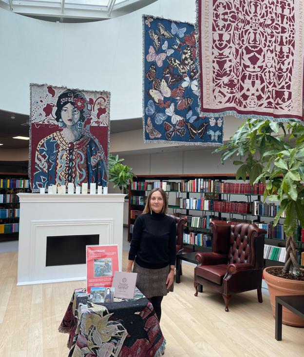 Hanne Magnussen er også aktuel med en udstilling af tæpper på Hjørring Bibliotek, hvor læsesalen er udsmykket med seks plaider. <i>Privat Foto</i>