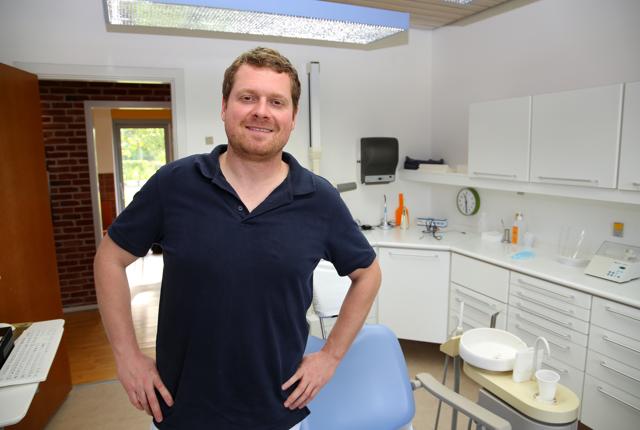 Miklos Daradics er glad for at være tandlæge i Danmark, hvor tandsundheden prioriteres højere end i Ungarn. <i>Foto: Hans Sejlund</i>