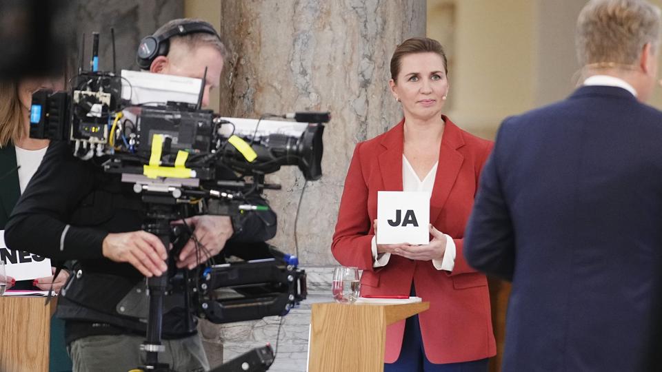 Statsminister Mette Frederiksen er klar til at afsætte flere penge til forsvaret. Det sagde hun onsdag aften i partilederdebatten på Christiansborg. <i>Martin Sylvest/Ritzau Scanpix</i>