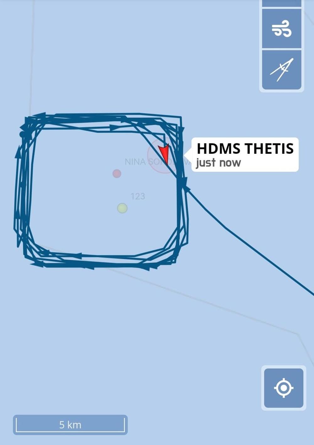 Facebook-opslag viser, hvordan 'Thetis' nu patruljerer tæt rundt om de to russiske flådefartøjer nord for Læsø.-