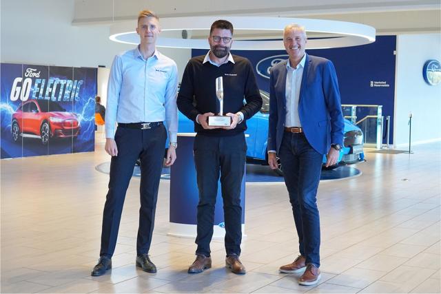 Chairpersons Award'en blev overrakt til filialchef Thomas Brown fra Hjørring (i midten), og driftsdirektør Mikkel Hosbond (til venstre), af administrerende direktør Frank Skjærbæk fra Ford Danmark,