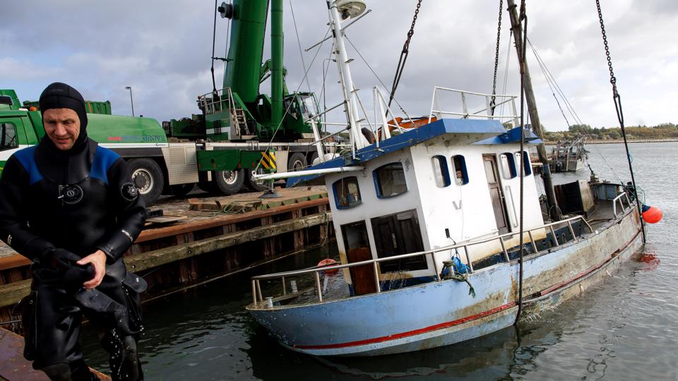 En muslingekutter sank i fiskerihavnen i Nykøbing for ca. tre uger siden. Den hæves af kommunen, og regningen sendes til ejeren. Kutteren skæres op til skrot fredag. <i>Foto: Bo Lehm</i>