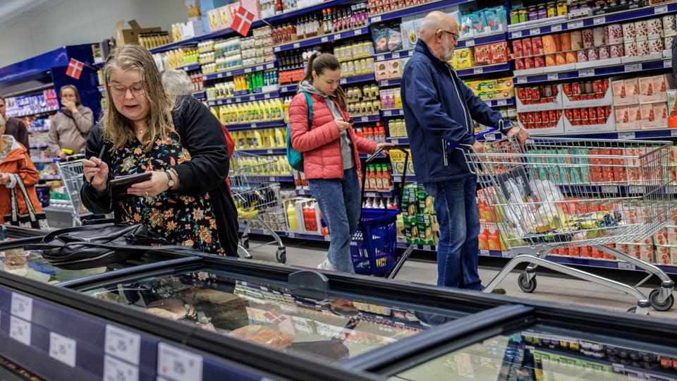 Forbrugerne lider under den højeste inflation i 40 år. En gennemsnitsfamilie skal bruge 45.000 kroner mere om året. <i>Arkivfoto: Martin Damgård</i>