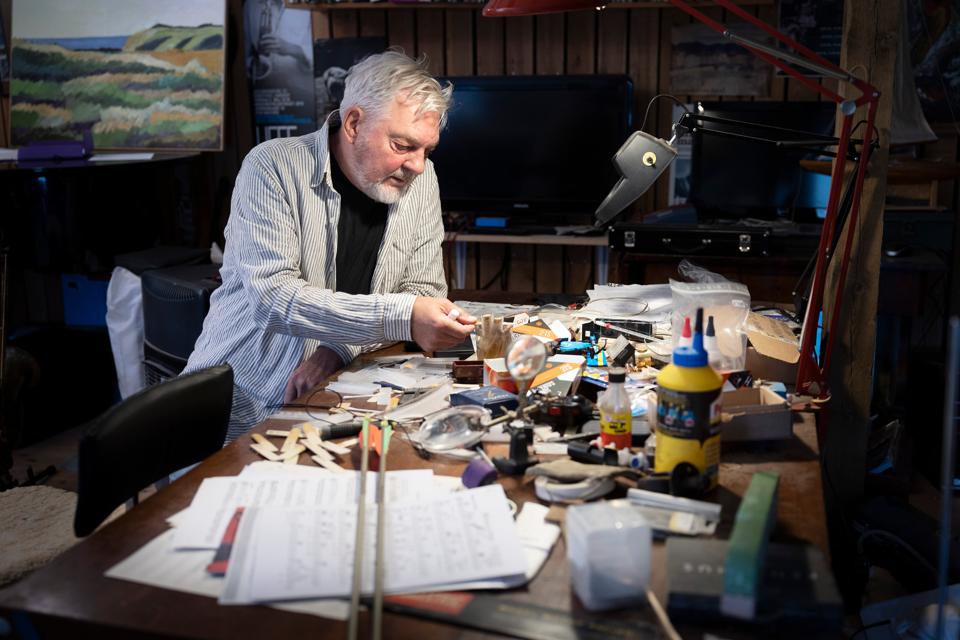 Uffe Markussen i færd med at sortere udstyret til sit instrument - saxofonen - som blev hans skæbne. <i>Foto: Claus Søndberg</i>