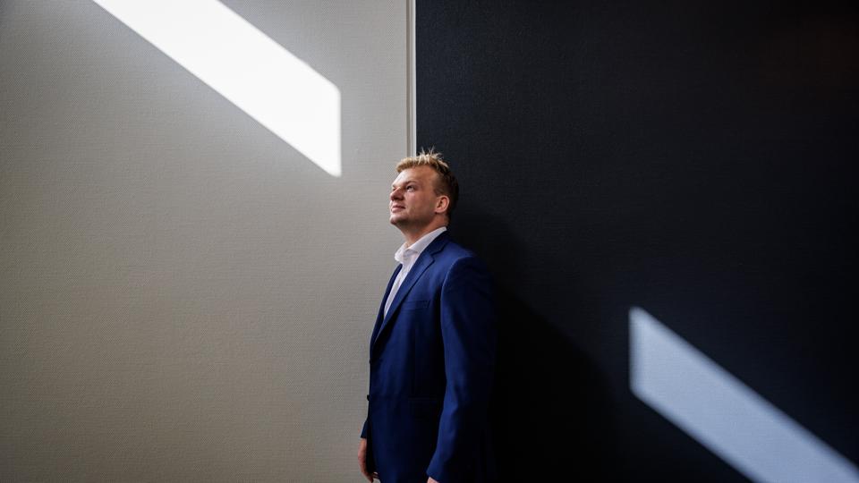 Kenney Schmidt Christiansen er netop blevet udnævnt til øverste chef i GateHouse, hvor han med sin stålvilje har formået at vippe feltet af øvrige ansøgere af banen, trods sin unge alder. Det er nærmest blevet et mantra for ham, at man kan, hvad man vil – blot man har viljen til det. <i>Foto: Martin Damgård</i>