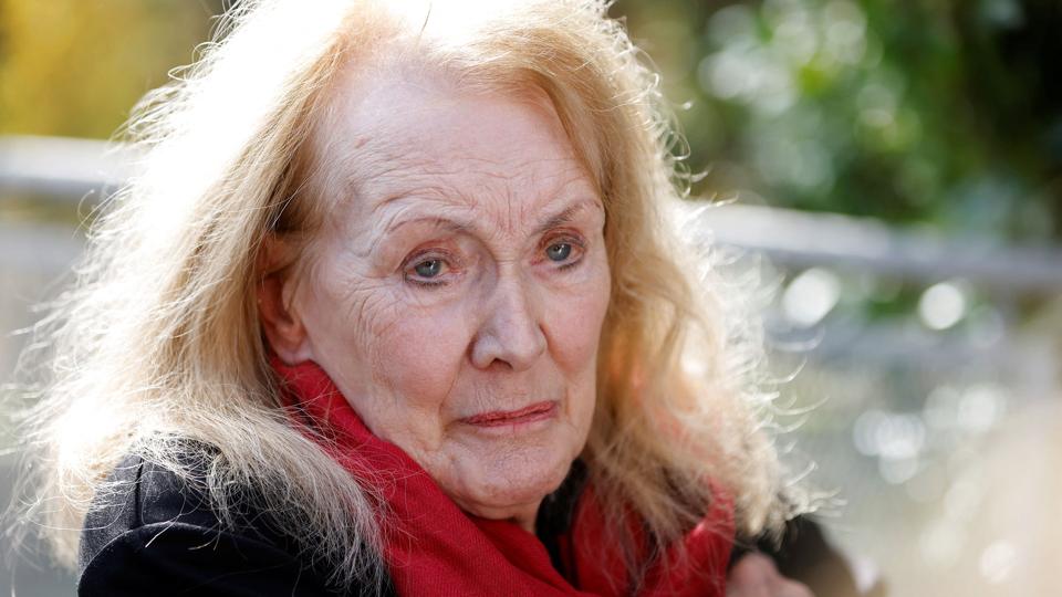 Torsdag er det blevet offentliggjort, at den franske 82-årige forfatter Annie Ernaux har fået tildelt årets Nobelpris i litteratur. Billedet her er taget, da hun efter offentliggørelsen mødte pressen. Hun er frygtløs, kompromisløs og stilsikker, mener hendes danske forlag. <i>Johanna Geron/Reuters</i>