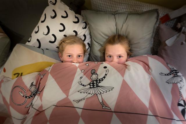 Det har været en kæmpe oplevelse for søstrene Ella Sofie og Agnes Marie at overnatte i Ikea.