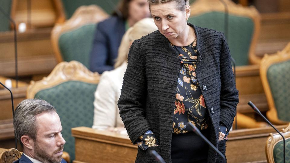 - Vi har begået fejl. Og jeg har begået fejl. Men jeg er nødt til at sige, at det var ikke en fejl at slå minkene ned i Danmark, siger statsminister Mette Frederiksen (S) fra talerstolen. <i>Mads Claus Rasmussen/Ritzau Scanpix</i>