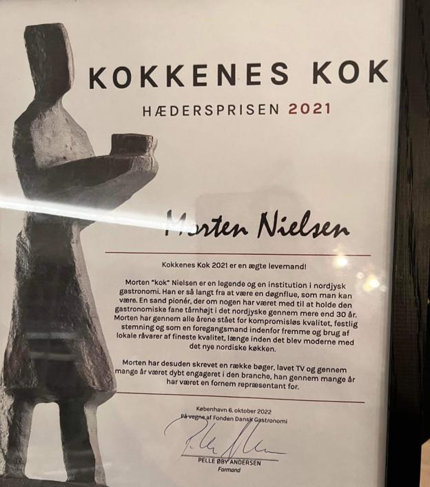 "Morten "kok Nielsen er en legende og en institution i nordjysk gastronomi," står der blandt andet andet på den fornemme pris, som Morten Nielsen modtag i går aftes. <i>Foto: Karina Møller</i>