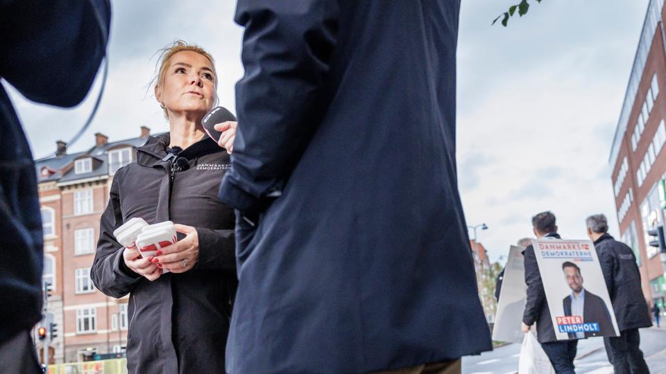 Inger Støjberg har to mål: At komme tilbage i Folketinget, og få uddelte flest muligt af de 25.000 iPhone-covers, som Danmarksdemokraterne har indkøbt. Fredag gjorde hun en ihærdig indsats i Nordjylland. <i>Foto: Martin Damgård</i>