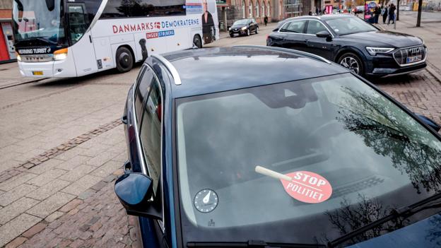 Ingerbussen foran Aalborg Banegård. Mindst en - nemlig Enhedslistens tidligere rådmand, Lasse P.N. Olsen - mente, at det var tale om en ulovlig parkering eftersom kun standsning er tilladt. Politiet fandt dog ikke anledning til at udstede en bøde. <i>Foto: Martin Damgård</i>