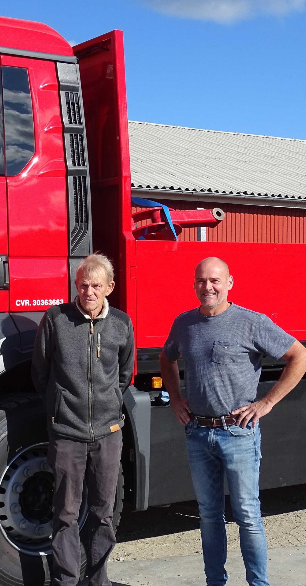 Nordjysk Grundvandssænkning - MAN - HIAB X-HiPro 302. Søren Sten og Claus Lynge foran den nye bil Nordjysk Grundvandssænkning - MAN - HIAB X-HiPro 302. Søren Sten og Claus Lynge foran den nye bil
