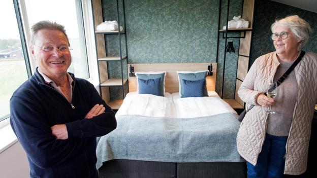 Der var smil på gæsterne, som blev vist rundt i den nye hotelfløj. <i>Foto: Bo Lehm</i>