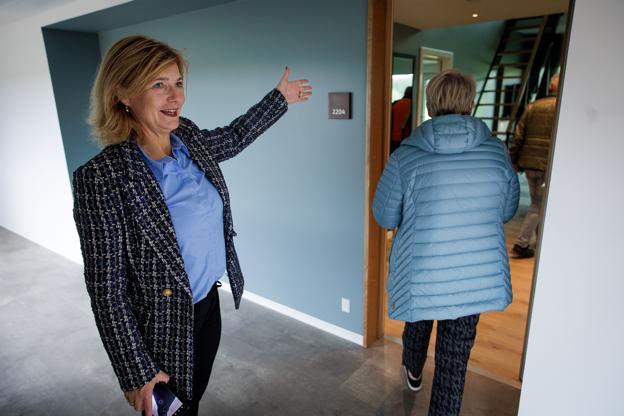 Kom indenfor og kig, lød det fra slags- og marketingschef Helle Thomasberg. <i>Foto: Bo Lehm</i>