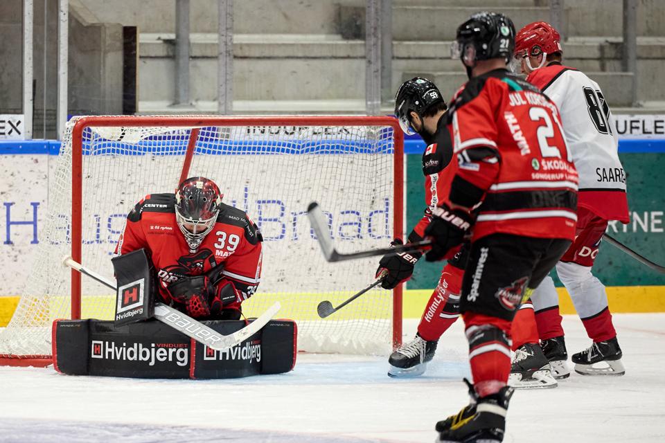 Pirates-målmand George Sørensen fik en uheldig hovedrolle i overtiden af onsdagens kamp mod Odense. <i>Arkivfoto: Henrik Bo</i>