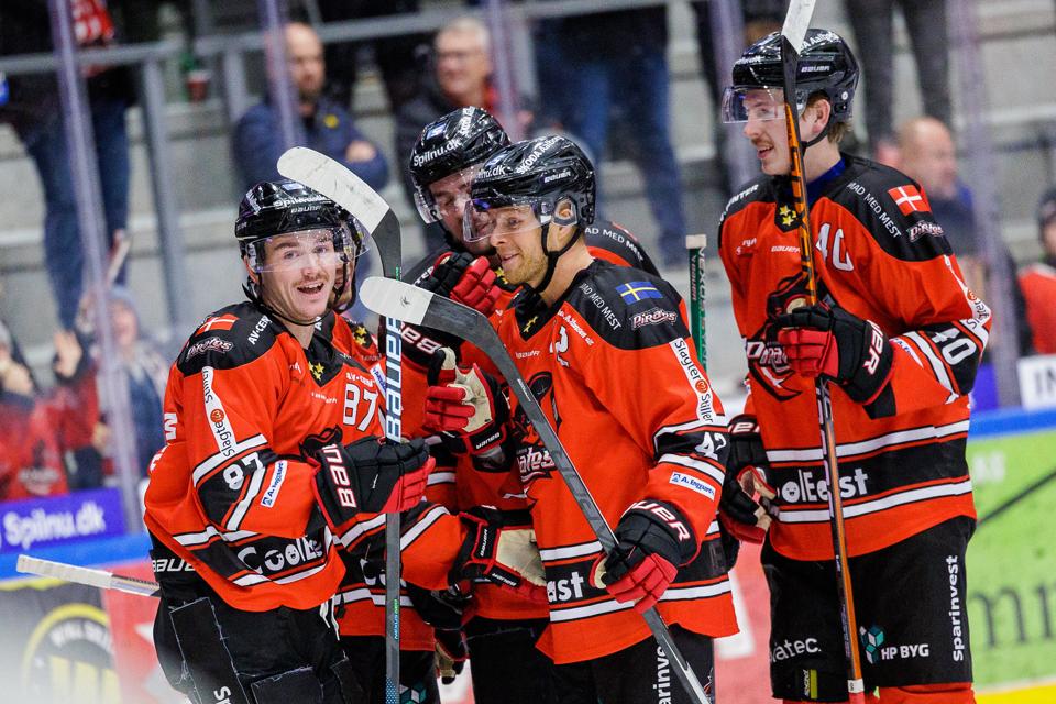 Aalborg Pirates endte med at sende SønderjyskE hjem med en lussing, da de to tophold i Metalligaen krydsede klinger. <i>Foto: Henrik Bo</i>