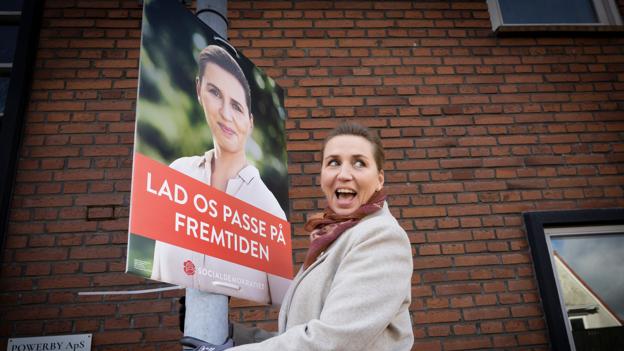 Mette Frederiksen hængte en enkelt plakat op i Vejggard.  <i>Foto: Kim Dahl Hansen</i>