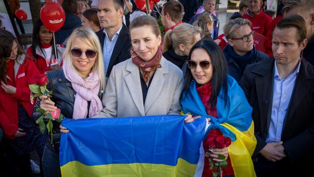 Ukrainske flygtninge gav et flag til Mette Frederiksen. <i>Foto: Kim Dahl Hansen</i>