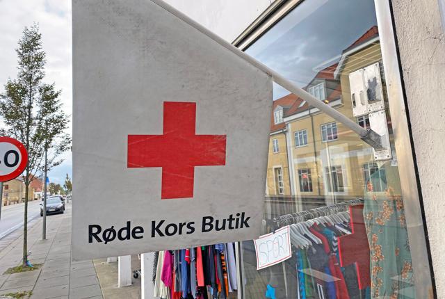 Røde Kors får sine indtægter fra bl.a. genbrugsbutikkerne og indsamlinger.