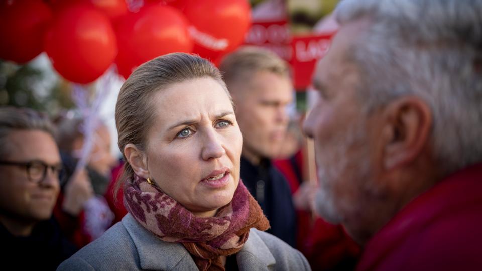 Mette Frederiksen i valgkamp i Aalborg. Men hvad har regeringen egentlig gang i, spørger socialdemokratisk rådmand i Aalborg Nuuradiin S. Hussein. <i>Arkivfoto: Kim Dahl Hansen</i>