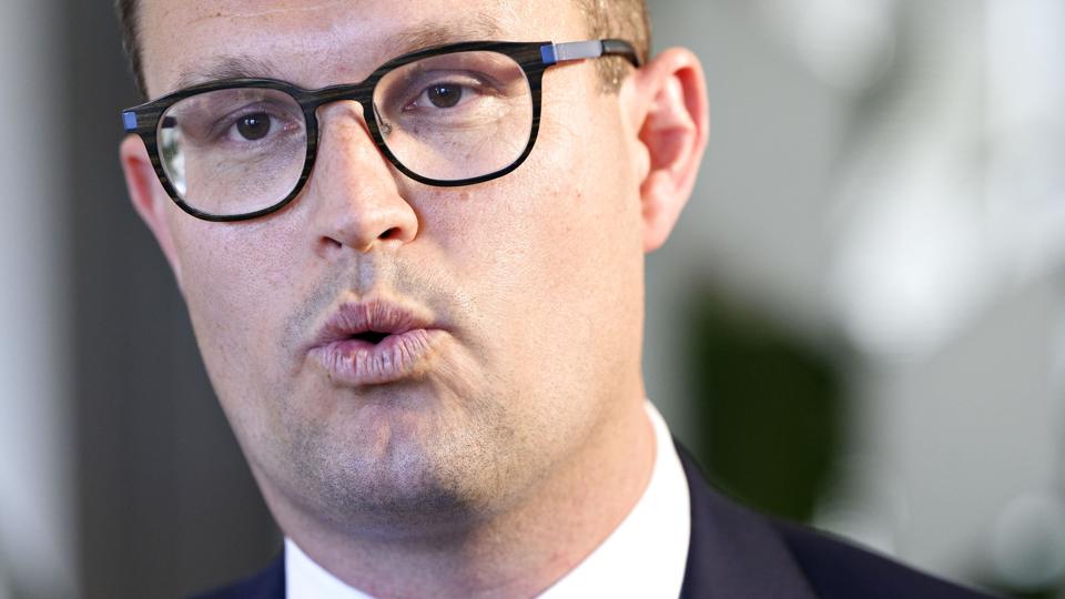 Indenrigs- og boligminister Christian Rabjerg Madsen (S) oplyser, at Folketingets partier har givet Færøerne grønt lys til at afholde folketingsvalget den 31. oktober. (Arkivfoto). <i>Philip Davali/Ritzau Scanpix</i>
