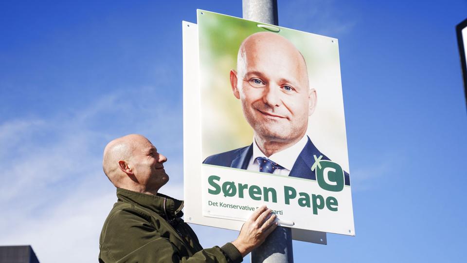 K-formand Søren Pape Poulsen hænger valgplakater op lørdag. De seneste måneder er der blevet ved med at dukke sager op, som har skabt problemer for formanden. <i>Bo Amstrup/Ritzau Scanpix</i>