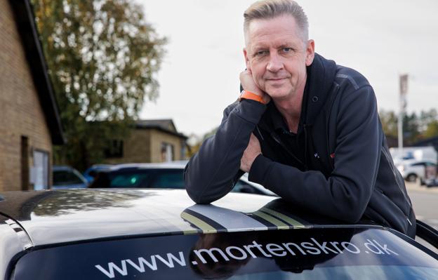 Morten 'Kok' Nielsen henter sin energi i motorløb, som han har dyrket, siden han var midt i fyrrerne. <i>Foto: Bo Lehm</i>