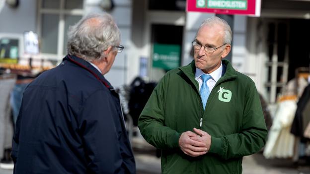 Per Larsen (K) var i Aalborg for at hverve vælgere mandag. Han mødte flere, der havde set hans opslag om skat, blandt andet en herre, der havde markante holdninger til en fjernelse af topskatten. <i>Foto: Lars Pauli</i>